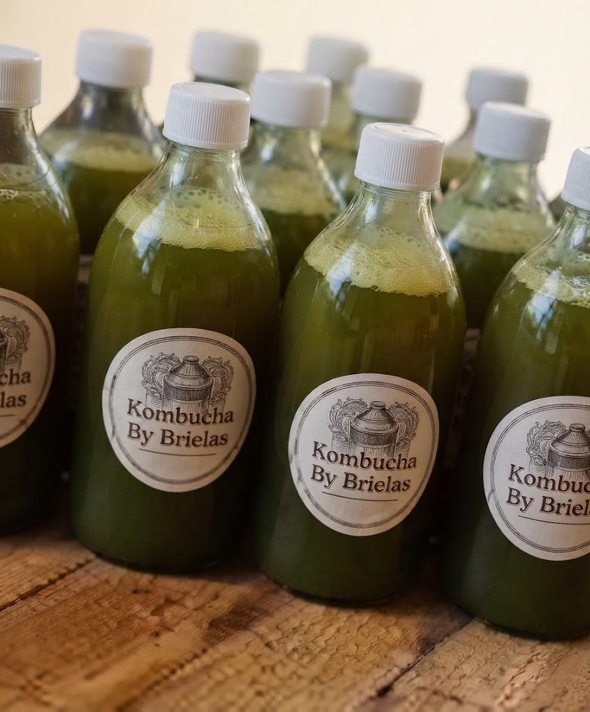 Tanda de botellas de kombucha sobre la mesa