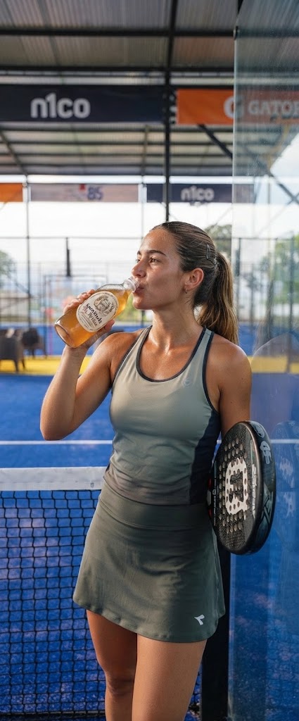 Persona sosteniendo una botella de Kombucha by Brielas